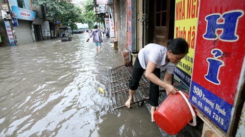 HN: Đi thuyền trên phố sau trận mưa lớn - 3