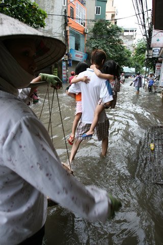 HN: Đi thuyền trên phố sau trận mưa lớn - 4