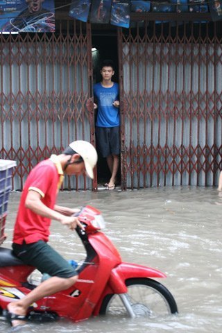 HN: Đi thuyền trên phố sau trận mưa lớn - 6