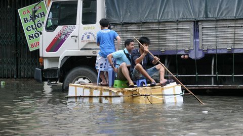 HN: Đi thuyền trên phố sau trận mưa lớn - 11