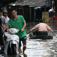 Tin tức trong ngày - HN: Đi thuyền trên phố sau trận mưa lớn