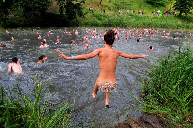 Một nhóm người ở hạt Oxfordshire, Anh đã trút bỏ hết quần áo trên người để  tắm chung cùng nhau tại một hồ nước với mong muốn thiết lập kỷ lục thế giới  mới.
