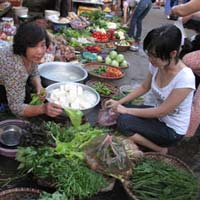 Thị trường - Tiêu dùng - Hàng hóa tăng giá, sức tiêu thụ giảm