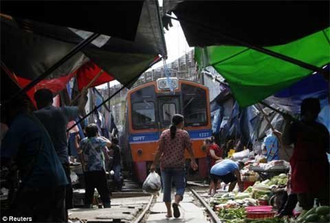 Thái Lan: Tàu hỏa luồn lách giữa chợ - 1