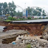 Tin tức trong ngày - Hố tử thần bẻ đôi đường: Lỗi của ai?