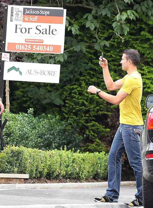 Persie muốn làm hàng xóm của Sir Alex - 2