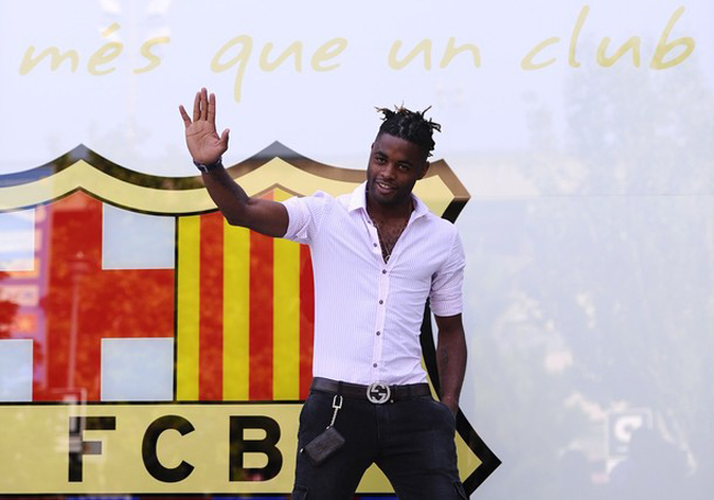 Sau khi trang chủ của Barca xác nhận hoàn tất đàm phán với Arsenal, Alex  Song đã có mặt tại xứ Catalunya và bước vào kí hợp đồng chính thức vào  lúc 15h00 ngày hôm nay 20/8 (theo giờ VN). Theo tiết lộ ban đầu từ báo  giới Tây Ban Nha, tiền vệ người Cameroon tới Barca theo bản hợp đồng trị  giá 19 triệu euro với thời hạn 5 năm, cùng điều khoản phá vỡ hợp đồng  là 80 triệu euro.  Mức đãi ngộ Barca dành cho Song cao hơn ở Arsenal  (lương 70.000 bảng/tuần so với 50.000 bảng/tuần).