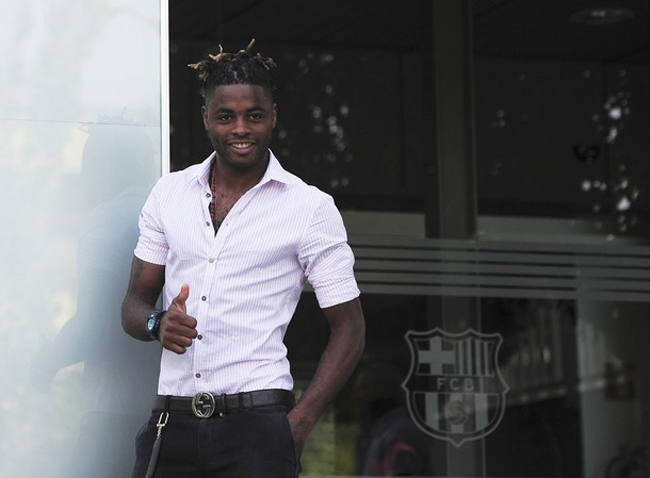 Sau khi trang chủ của Barca xác nhận hoàn tất đàm phán với Arsenal, Alex  Song đã có mặt tại xứ Catalunya và bước vào kí hợp đồng chính thức vào  lúc 15h00 ngày hôm nay 20/8 (theo giờ VN). Theo tiết lộ ban đầu từ báo  giới Tây Ban Nha, tiền vệ người Cameroon tới Barca theo bản hợp đồng trị  giá 19 triệu euro với thời hạn 5 năm, cùng điều khoản phá vỡ hợp đồng  là 80 triệu euro.  Mức đãi ngộ Barca dành cho Song cao hơn ở Arsenal  (lương 70.000 bảng/tuần so với 50.000 bảng/tuần).