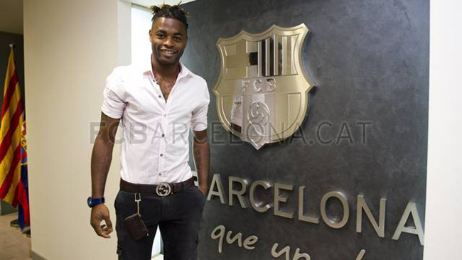 Sau khi trang chủ của Barca xác nhận hoàn tất đàm phán với Arsenal, Alex  Song đã có mặt tại xứ Catalunya và bước vào kí hợp đồng chính thức vào  lúc 15h00 ngày hôm nay 20/8 (theo giờ VN). Theo tiết lộ ban đầu từ báo  giới Tây Ban Nha, tiền vệ người Cameroon tới Barca theo bản hợp đồng trị  giá 19 triệu euro với thời hạn 5 năm, cùng điều khoản phá vỡ hợp đồng  là 80 triệu euro.  Mức đãi ngộ Barca dành cho Song cao hơn ở Arsenal  (lương 70.000 bảng/tuần so với 50.000 bảng/tuần).