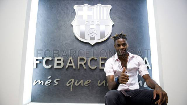 Sau khi trang chủ của Barca xác nhận hoàn tất đàm phán với Arsenal, Alex  Song đã có mặt tại xứ Catalunya và bước vào kí hợp đồng chính thức vào  lúc 15h00 ngày hôm nay 20/8 (theo giờ VN). Theo tiết lộ ban đầu từ báo  giới Tây Ban Nha, tiền vệ người Cameroon tới Barca theo bản hợp đồng trị  giá 19 triệu euro với thời hạn 5 năm, cùng điều khoản phá vỡ hợp đồng  là 80 triệu euro.  Mức đãi ngộ Barca dành cho Song cao hơn ở Arsenal  (lương 70.000 bảng/tuần so với 50.000 bảng/tuần).