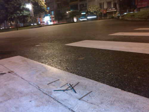 HN: Hàng chục mô tô "dính đinh" trên phố - 2