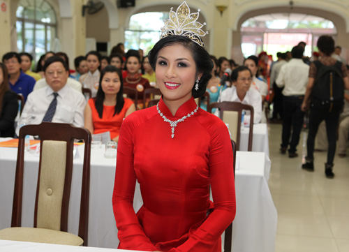 Ngọc Hân lần đầu xuất hiện ở Hoa hậu VN - 1