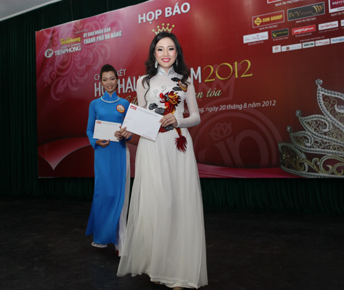 Ngọc Hân lần đầu xuất hiện ở Hoa hậu VN - 7