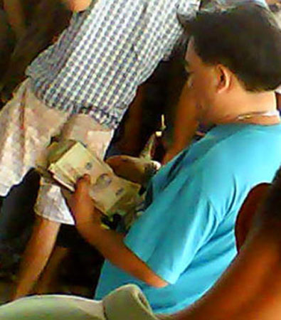 Trường gà: "Con voi chui lọt lỗ kim”? - 2