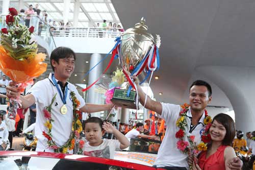 Ảnh SHB.ĐN rước cúp ăn mừng ở quê nhà - 10