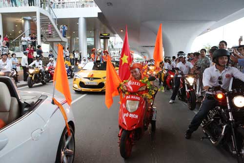 Ảnh SHB.ĐN rước cúp ăn mừng ở quê nhà - 12