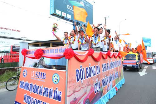 Ảnh SHB.ĐN rước cúp ăn mừng ở quê nhà - 13