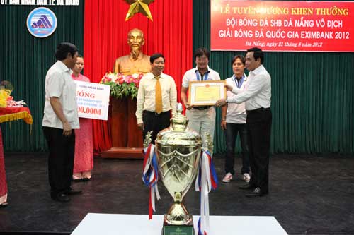 Ảnh SHB.ĐN rước cúp ăn mừng ở quê nhà - 15