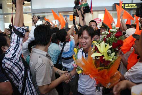 Ảnh SHB.ĐN rước cúp ăn mừng ở quê nhà - 6