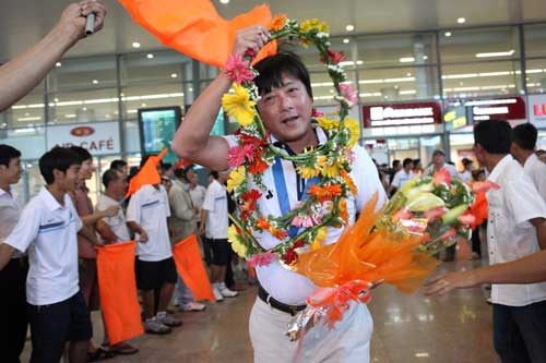 Ảnh SHB.ĐN rước cúp ăn mừng ở quê nhà - 7