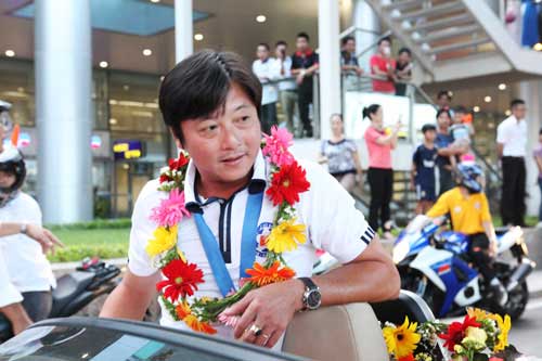 Ảnh SHB.ĐN rước cúp ăn mừng ở quê nhà - 8