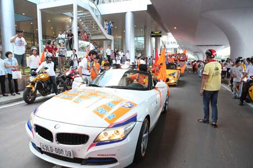 Ảnh SHB.ĐN rước cúp ăn mừng ở quê nhà - 9