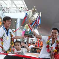 Bóng đá - Ảnh SHB.ĐN rước cúp ăn mừng ở quê nhà