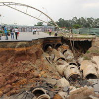 Tin tức trong ngày - Hố tử thần ở Hà Nội: Do mưa lớn?