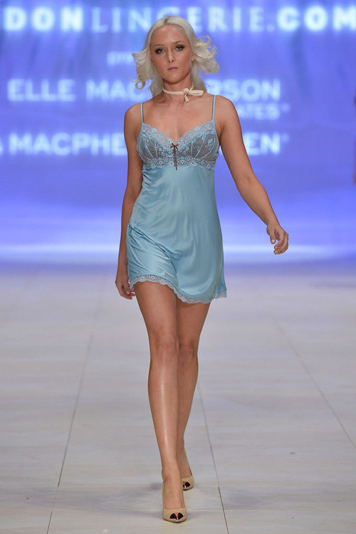 Hoa hậu hoàn vũ "thắp lửa" ở show nội y - 3