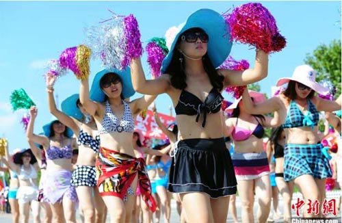 Hơn 1.000 phụ nữ diễu hành bikini - 1