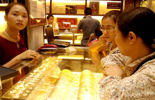 Vàng leo sát 44 triệu, dân đổ xô đi mua - 2