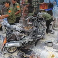 Tin tức trong ngày - Xe máy bùng cháy trên phố cổ