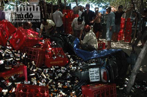 Hàng chục ngàn chai bia đổ vào nhà dân - 3