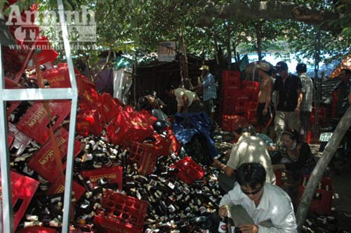 Hàng chục ngàn chai bia đổ vào nhà dân - 5