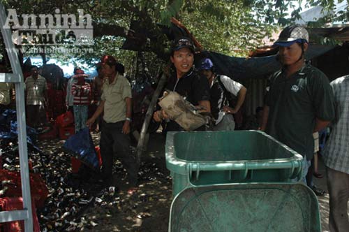 Hàng chục ngàn chai bia đổ vào nhà dân - 6