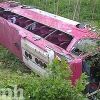 Tin tức trong ngày - Xe lao xuống vực: 20 giây kinh hoàng