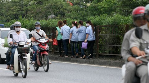 Thót tim cảnh "xé rào" băng qua quốc lộ 5 - 11