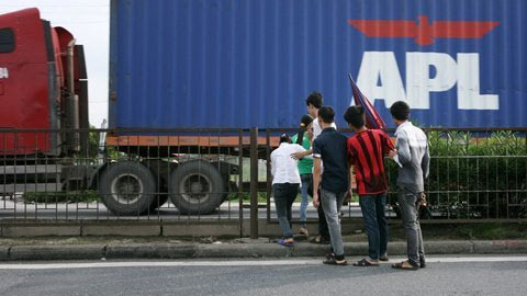 Thót tim cảnh "xé rào" băng qua quốc lộ 5 - 12