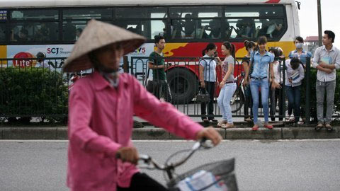 Thót tim cảnh "xé rào" băng qua quốc lộ 5 - 14