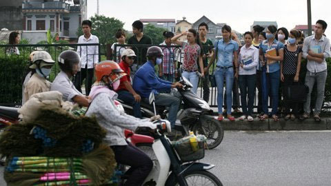 Thót tim cảnh "xé rào" băng qua quốc lộ 5 - 2