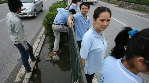 Thót tim cảnh "xé rào" băng qua quốc lộ 5 - 3