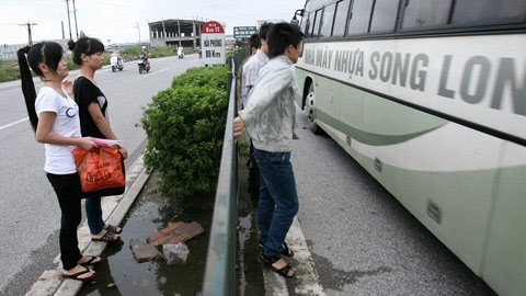 Thót tim cảnh "xé rào" băng qua quốc lộ 5 - 4