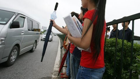 Thót tim cảnh "xé rào" băng qua quốc lộ 5 - 5