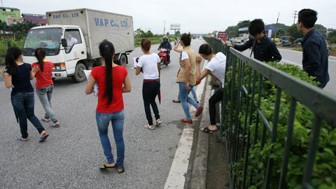 Thót tim cảnh "xé rào" băng qua quốc lộ 5 - 6