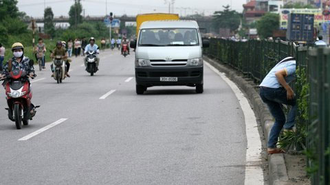 Thót tim cảnh "xé rào" băng qua quốc lộ 5 - 7