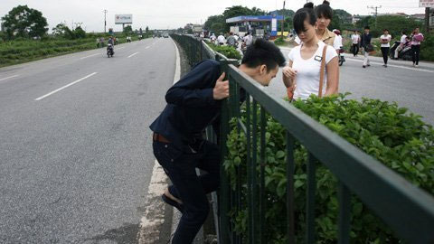 Thót tim cảnh "xé rào" băng qua quốc lộ 5 - 8