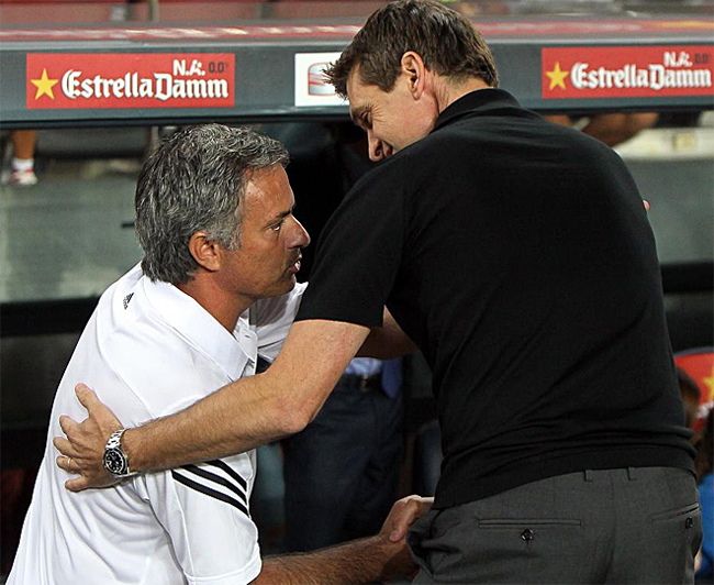 Trước khi trận đấu bắt đầu, HLV Mourinho và Tito đã trao nhau cái tay hết sức thân thiện.