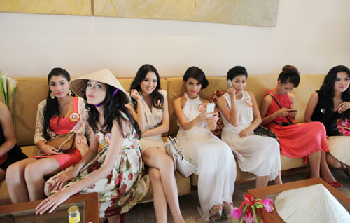 Thí sinh Hoa hậu "cưỡng hôn" bạn - 8