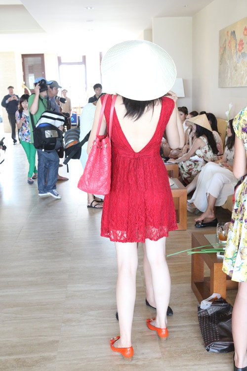 Thí sinh Hoa hậu "cưỡng hôn" bạn - 2