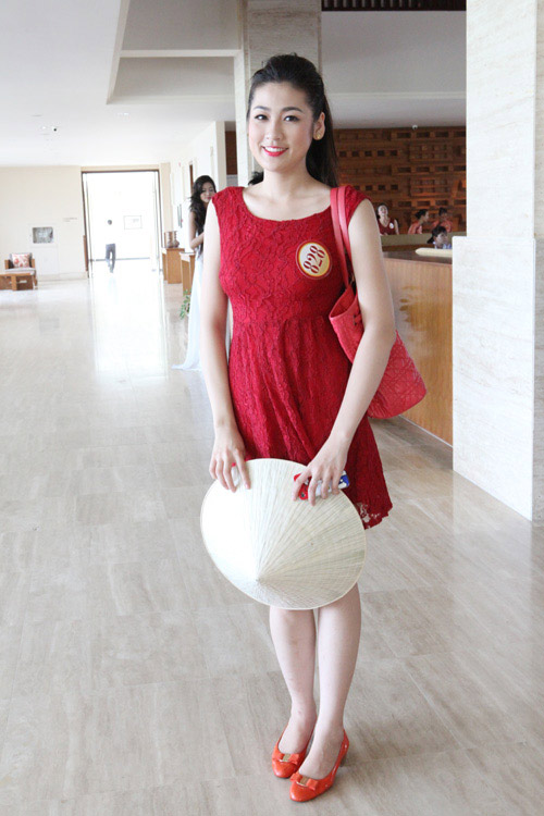 Thí sinh Hoa hậu "cưỡng hôn" bạn - 1